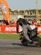 俄罗斯的特技高手 骑大排量摩托车表演特技